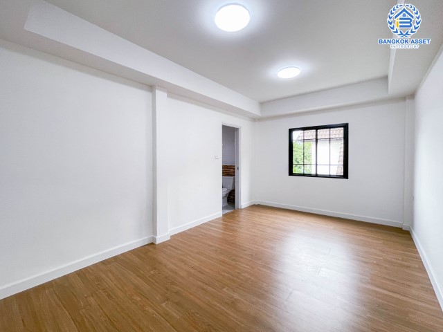 *****บ้านเดี่ยวมือสอง นนทบุรี ม.กฤษดานคร10 รัตนาธิเบศร์ เนื้อที่กว้างขวางมากถึง 71 ตร.ว. ฟังก์ชัน 4 ห้องนอน 4 ห้องน้ำ ที่จอดรถ 3 คัน บ้านสวย ตกแต่งสไตล์โมเดิร์น พร้อมเข้าอยู่ได้ทันที! โครงการตั้งบนทำเลแห่งการเดินทาง ใกล้รถไฟฟ้าสายสีม่วง "สถานีสามแยกบางใหญ่" และจุดขึ้นทางด่วน "กาญจนาภิเษก" จองด่วน!